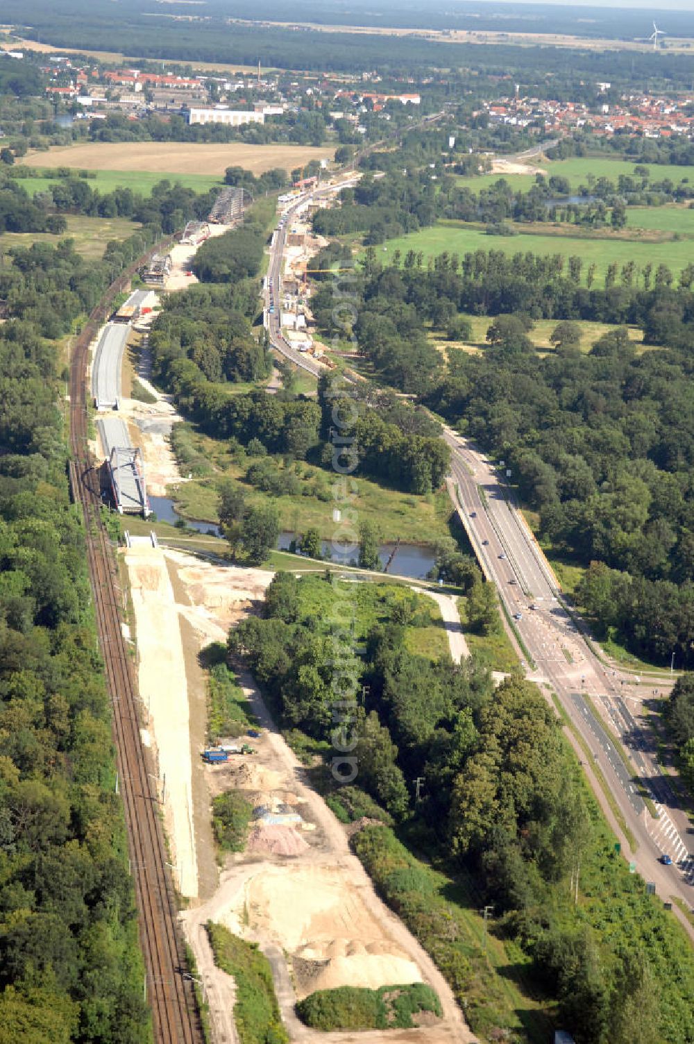 Dessau-Roßlau from the bird's eye view: Blick auf verschiedene Brückenbauwerke an der Baustelle zum Ausbau der B184 zwischen Dessau und Roßlau in Sachsen-Anhalt. Die B184 wird aufgrund des gestiegenen Verkehrsaufkommens zwischen 2006 und 2009 als vierstreifige Bundesstraße (RQ 20) über den Verlauf der Elbe hinweg ausgebaut. Bauherr ist der Landesbetrieb Bau Sachsen-Anhalt, die Projektleitung liegt bei SCHÜßLER - PLAN Berlin. Kontakt Projektleitung: Schüßler - Plan Ingenieurgesellschaft mbH, Tel. +49(0)30 42106 0, Email: berlin@schuessler-plan.de