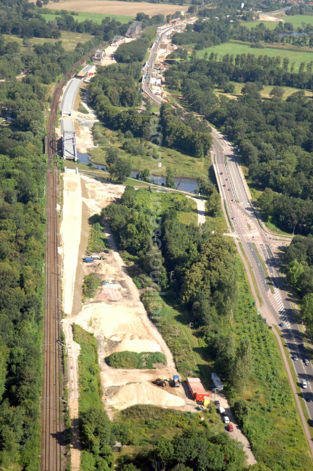 Aerial image Dessau-Roßlau - Blick auf verschiedene Brückenbauwerke an der Baustelle zum Ausbau der B184 zwischen Dessau und Roßlau in Sachsen-Anhalt. Die B184 wird aufgrund des gestiegenen Verkehrsaufkommens zwischen 2006 und 2009 als vierstreifige Bundesstraße (RQ 20) über den Verlauf der Elbe hinweg ausgebaut. Bauherr ist der Landesbetrieb Bau Sachsen-Anhalt, die Projektleitung liegt bei SCHÜßLER - PLAN Berlin. Kontakt Projektleitung: Schüßler - Plan Ingenieurgesellschaft mbH, Tel. +49(0)30 42106 0, Email: berlin@schuessler-plan.de