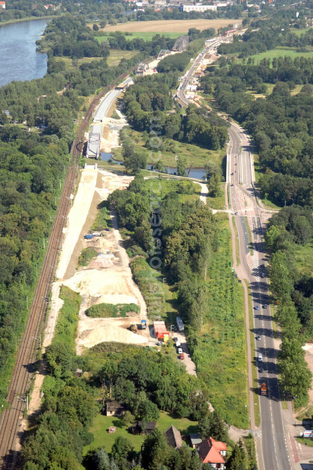 Dessau-Roßlau from above - Blick auf verschiedene Brückenbauwerke an der Baustelle zum Ausbau der B184 zwischen Dessau und Roßlau in Sachsen-Anhalt. Die B184 wird aufgrund des gestiegenen Verkehrsaufkommens zwischen 2006 und 2009 als vierstreifige Bundesstraße (RQ 20) über den Verlauf der Elbe hinweg ausgebaut. Bauherr ist der Landesbetrieb Bau Sachsen-Anhalt, die Projektleitung liegt bei SCHÜßLER - PLAN Berlin. Kontakt Projektleitung: Schüßler - Plan Ingenieurgesellschaft mbH, Tel. +49(0)30 42106 0, Email: berlin@schuessler-plan.de