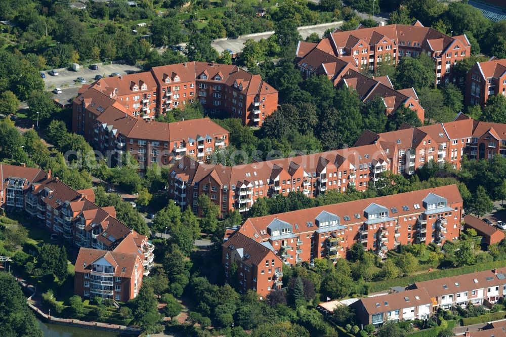 Aerial image Kiel - Residential area of a multi-family house settlement in Kiel in the state of Schleswig-Holstein. The brick stone buildings of the estate are located on Mangoldtstrasse