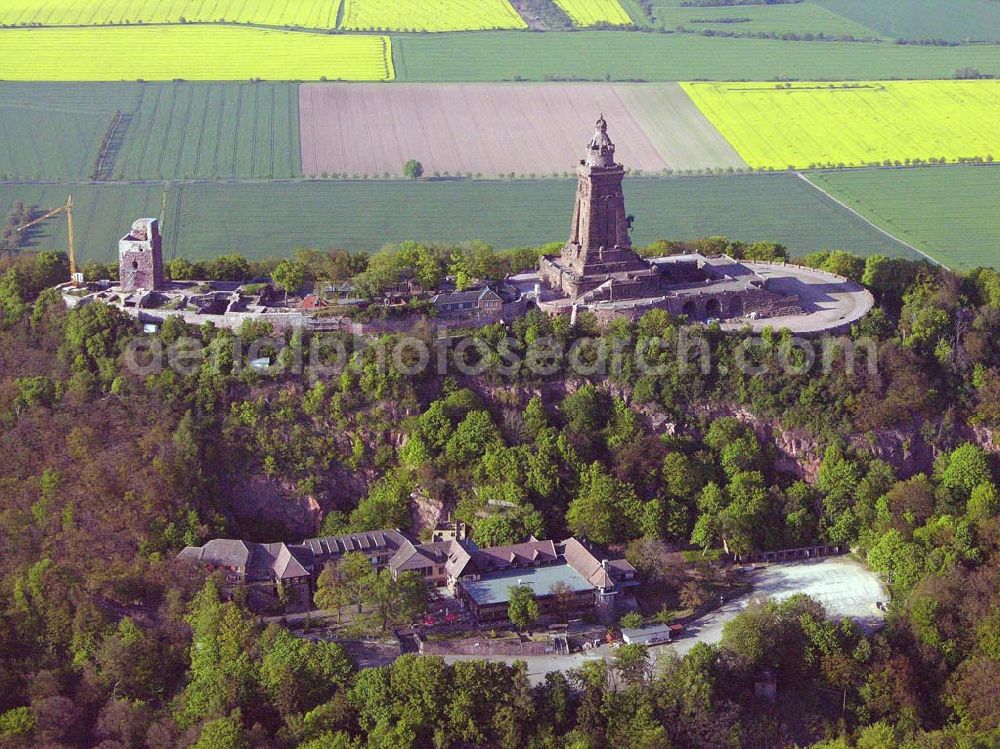 Bad Frankenhausen from above - Blick auf die im 11. Jahrhundert errichteten Reichsburg Kyffhausen, einer der größten und stärksten mittelalterlichen Burganlagen Deutschlands mit 600 m Länge und 60 m Breite. Besonders beeindruckend jedoch ist das imposante, 81 m hohe Kyffhäuser-Denkmal (1890-1896) mit dem Reiterstandbild von Kaiser Wilhelm I. und der in Stein gehauenen Barbarossafigur. 247 Stufen führen hinauf in die Turmkuppel