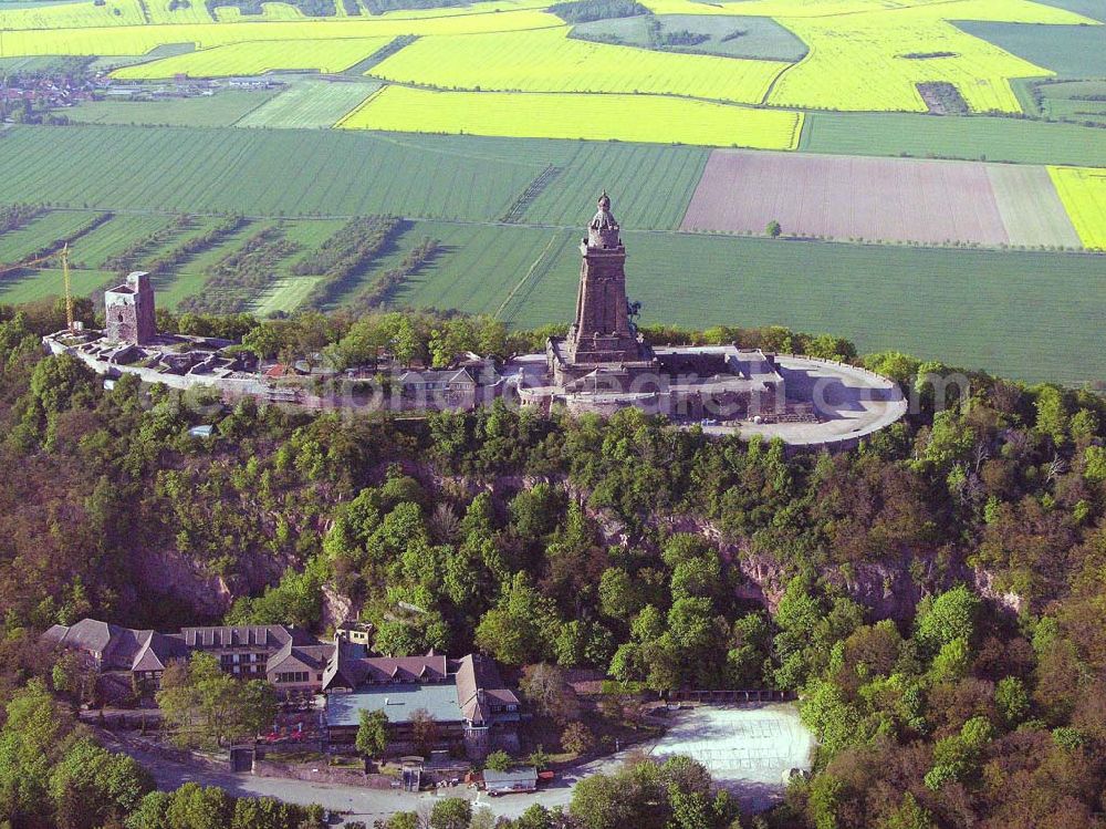 Bad Frankenhausen from the bird's eye view: Blick auf die im 11. Jahrhundert errichteten Reichsburg Kyffhausen, einer der größten und stärksten mittelalterlichen Burganlagen Deutschlands mit 600 m Länge und 60 m Breite. Besonders beeindruckend jedoch ist das imposante, 81 m hohe Kyffhäuser-Denkmal (1890-1896) mit dem Reiterstandbild von Kaiser Wilhelm I. und der in Stein gehauenen Barbarossafigur. 247 Stufen führen hinauf in die Turmkuppel