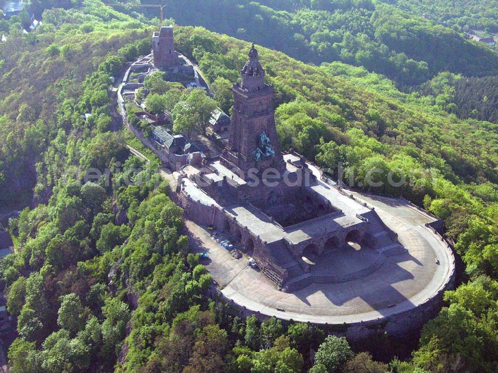 Aerial photograph Bad Frankenhausen - Blick auf die im 11. Jahrhundert errichteten Reichsburg Kyffhausen, einer der größten und stärksten mittelalterlichen Burganlagen Deutschlands mit 600 m Länge und 60 m Breite. Besonders beeindruckend jedoch ist das imposante, 81 m hohe Kyffhäuser-Denkmal (1890-1896) mit dem Reiterstandbild von Kaiser Wilhelm I. und der in Stein gehauenen Barbarossafigur. 247 Stufen führen hinauf in die Turmkuppel