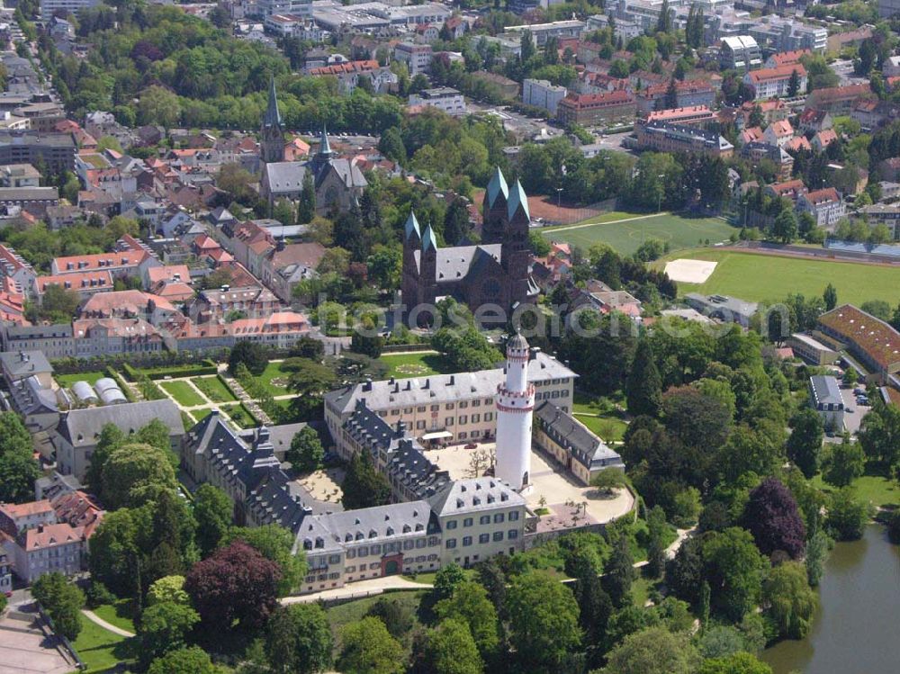 Bad Homburg from the bird's eye view: Blick auf das Schloss mit dem Wahrzeichen Bad Homburgs, der Weisse Turm.