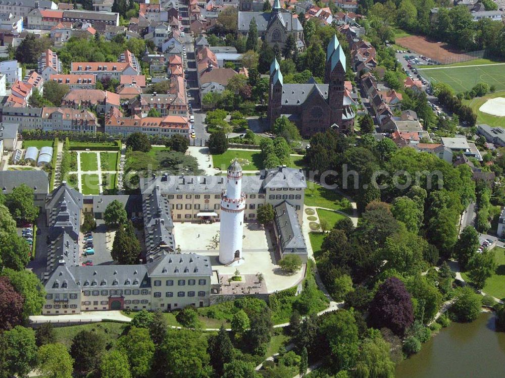 Aerial image Bad Homburg - Blick auf das Schloss mit dem Wahrzeichen Bad Homburgs, der Weisse Turm.