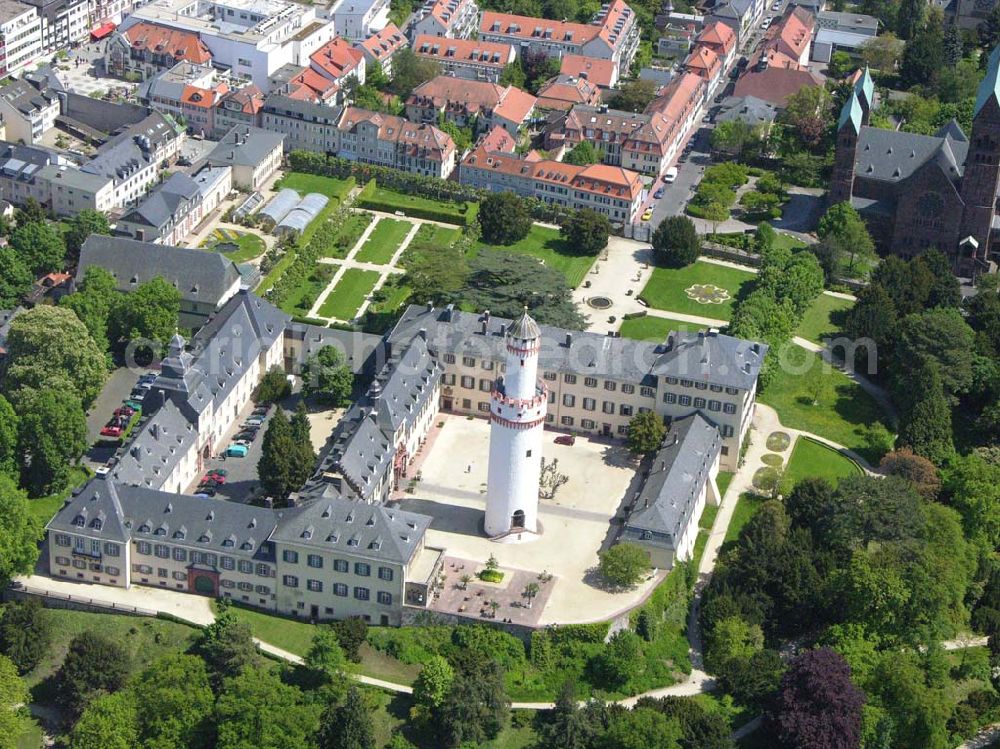 Aerial photograph Bad Homburg - Blick auf das Schloss mit dem Wahrzeichen Bad Homburgs, der Weisse Turm.