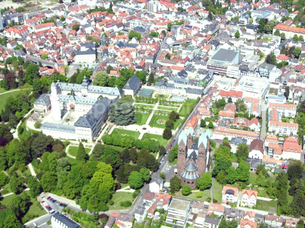 Aerial image Bad Homburg - Blick auf das Stadtzentrum Bad Homburgs. Mit im Bild sind der Schlosspark mit dem Weissen Turm (das Wahrzeichen Bad Homburgs) und die Erlöserkirche zu sehen