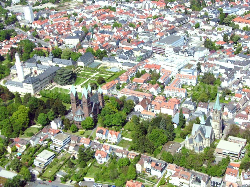 Aerial photograph Bad Homburg - Blick auf das Stadtzentrum Bad Homburgs. Mit im Bild sind der Schlosspark mit dem Weissen Turm (das Wahrzeichen Bad Homburgs) und die Erlöserkirche zu sehen