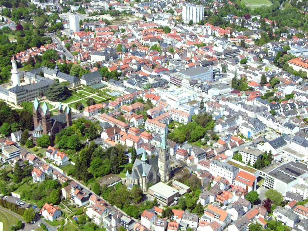 Bad Homburg from above - Blick auf das Stadtzentrum Bad Homburgs. Mit im Bild sind der Schlosspark mit dem Weissen Turm (das Wahrzeichen Bad Homburgs) und die Erlöserkirche zu sehen