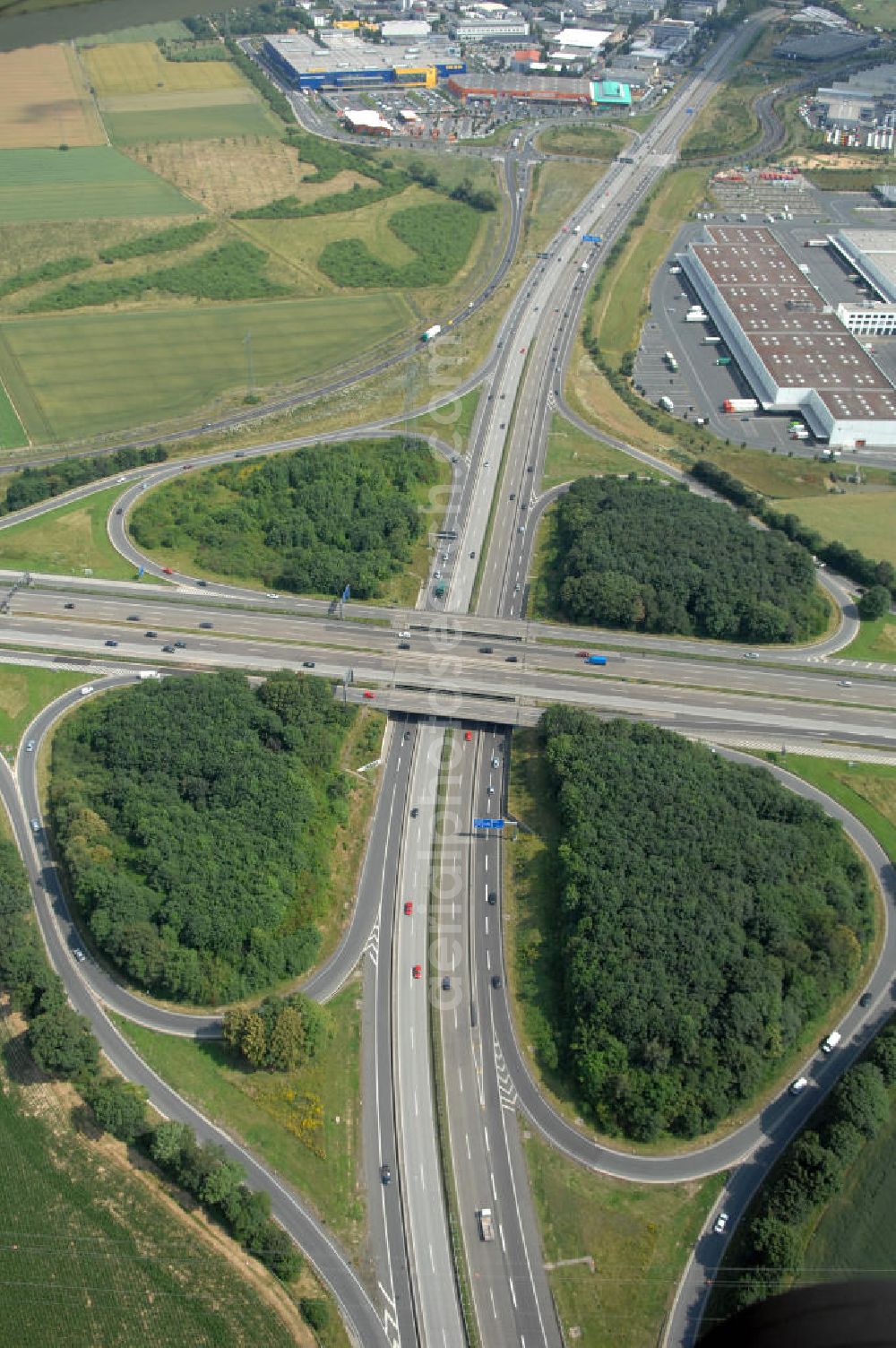 Aerial photograph Bad Homburg - Blick auf das Bad Homburger Kreuz. Das Bad Homburger Kreuz stellt die Kreuzung zwischen der Bundesautobahn 661 und Bundesautobahn 5 dar.