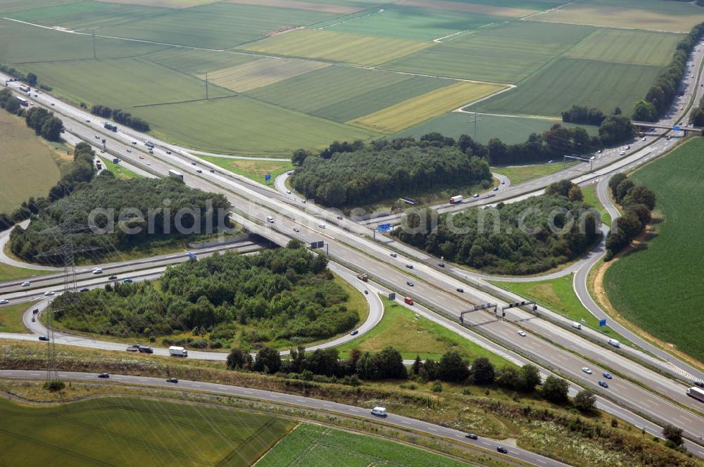 Bad Homburg from above - Blick auf das Bad Homburger Kreuz. Das Bad Homburger Kreuz stellt die Kreuzung zwischen der Bundesautobahn 661 und Bundesautobahn 5 dar.