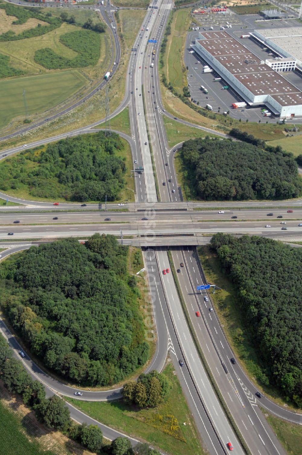 Bad Homburg from the bird's eye view: Blick auf das Bad Homburger Kreuz. Das Bad Homburger Kreuz stellt die Kreuzung zwischen der Bundesautobahn 661 und Bundesautobahn 5 dar.