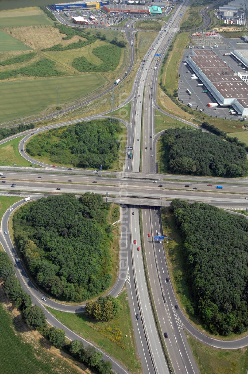 Aerial image Bad Homburg - Blick auf das Bad Homburger Kreuz. Das Bad Homburger Kreuz stellt die Kreuzung zwischen der Bundesautobahn 661 und Bundesautobahn 5 dar.