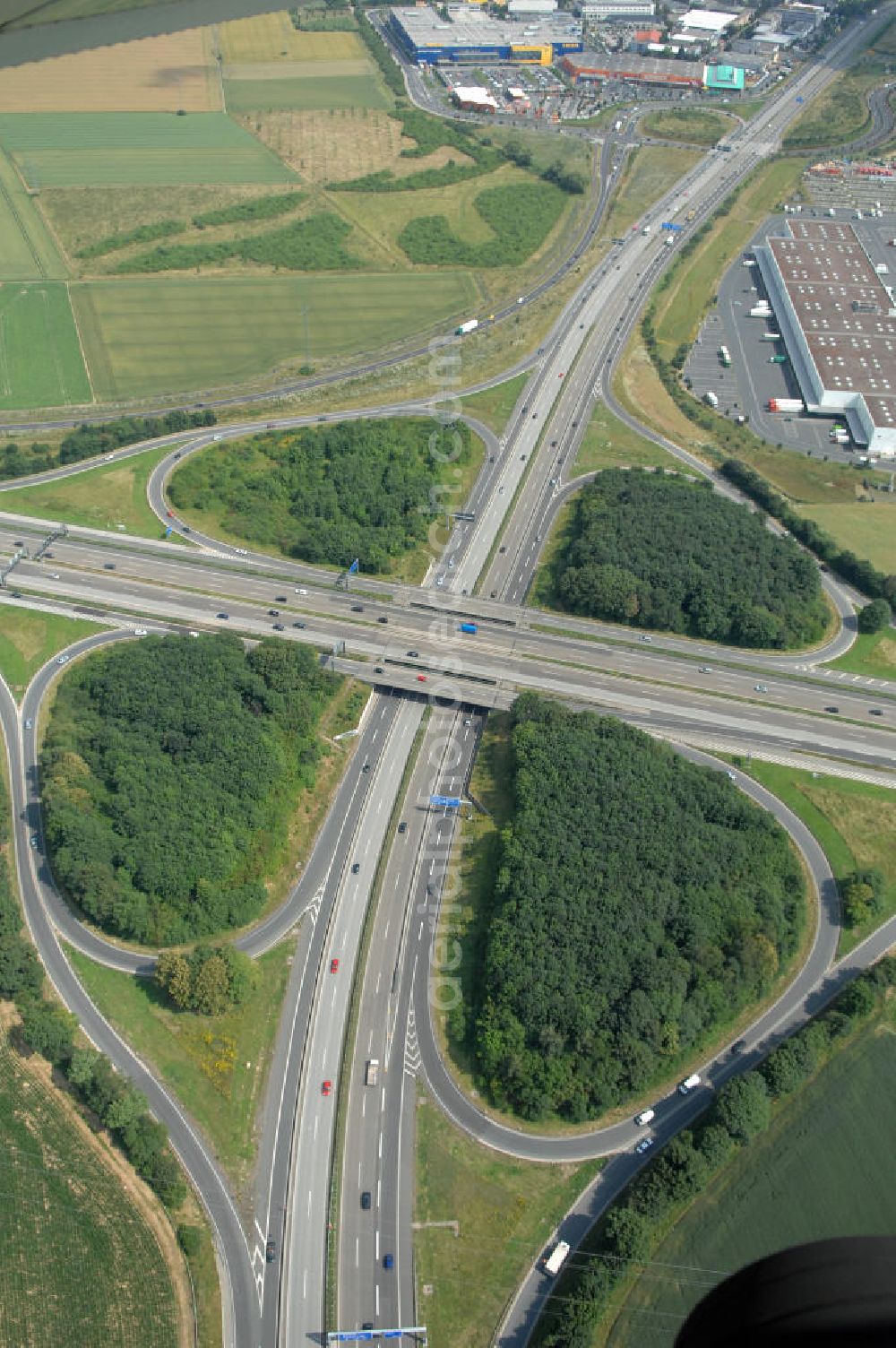 Bad Homburg from above - Blick auf das Bad Homburger Kreuz. Das Bad Homburger Kreuz stellt die Kreuzung zwischen der Bundesautobahn 661 und Bundesautobahn 5 dar.