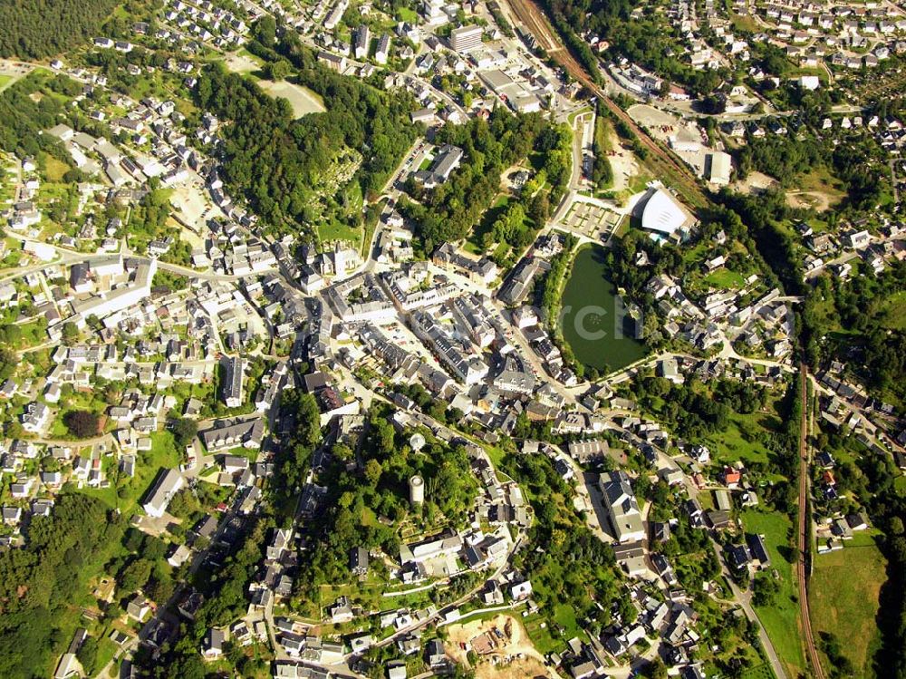 Aerial photograph Lobenstein - 27.08.2005 Bad Lobebstein; Das staatlich anerkannte Moorheilbad Bad Lobenstein (560 m über NN) mit seinen Ortsteilen Saaldorf, Helmsgrün, Lichtenbrunn, Oberlemnitz und Unterlemnitz präsentiert sich als Kurstadt im Thüringer Schiefergebirge (ca.7.500 Einwohner), zwischen den Ausläufern des Thüringer Waldes und des Frankenwaldes, westlich der großen Saaletalsperren gelegen. Von welcher Seite man sich auch Bad Lobenstein nähert, immer erscheint schon von weitem auf einem Bergkegel inmitten der Stadt der Al?????????????????????????????????????