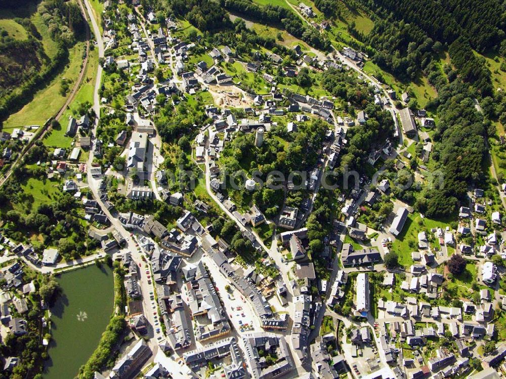 Lobenstein from above - 27.08.2005 Bad Lobebstein; Das staatlich anerkannte Moorheilbad Bad Lobenstein (560 m über NN) mit seinen Ortsteilen Saaldorf, Helmsgrün, Lichtenbrunn, Oberlemnitz und Unterlemnitz präsentiert sich als Kurstadt im Thüringer Schiefergebirge (ca.7.500 Einwohner), zwischen den Ausläufern des Thüringer Waldes und des Frankenwaldes, westlich der großen Saaletalsperren gelegen. Von welcher Seite man sich auch Bad Lobenstein nähert, immer erscheint schon von weitem auf einem Bergkegel inmitten der Stadt der Al?????????????????????????????????????