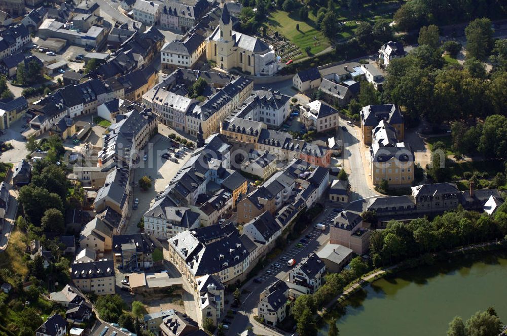 Bad Lobenstein from the bird's eye view: Die St. Michaelis Kirche und an der rechten Seite kann man einen Teich erkennen. Adresse: Ev.-Luth. Pfarramt I, Leonberger Platz 1, 07356 Bad Lobenstein Tel.: 036651/ 2243