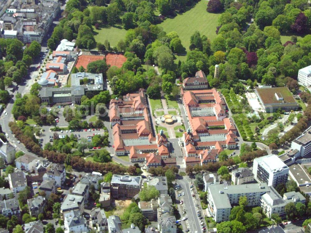 Dillingen from the bird's eye view: Blick auf das Stadtzentrum Bad Nauheims. Im Mittelpunkt des Bildes ist das Schloss Bad Nauheims zu sehen.