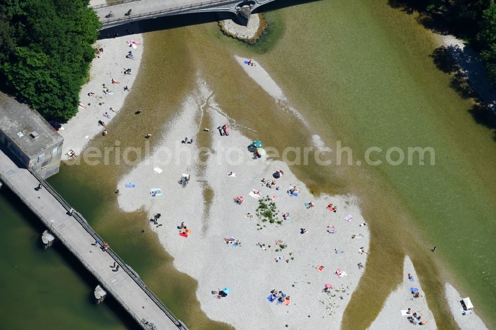 München from the bird's eye view: Bathing and sunbathing visitor rush on Riparian zones on the course of the river of the river Isar in Munich in the state Bavaria, Germany