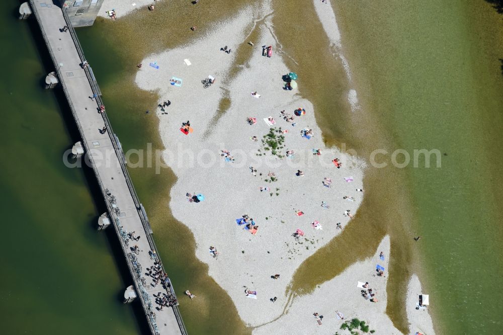 Aerial image München - Bathing and sunbathing visitor rush on Riparian zones on the course of the river of the river Isar in Munich in the state Bavaria, Germany