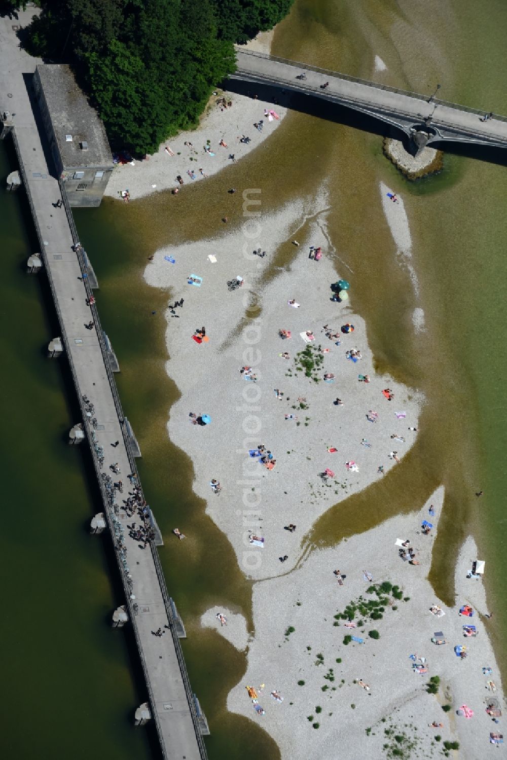 Aerial photograph München - Bathing and sunbathing visitor rush on Riparian zones on the course of the river of the river Isar in Munich in the state Bavaria, Germany