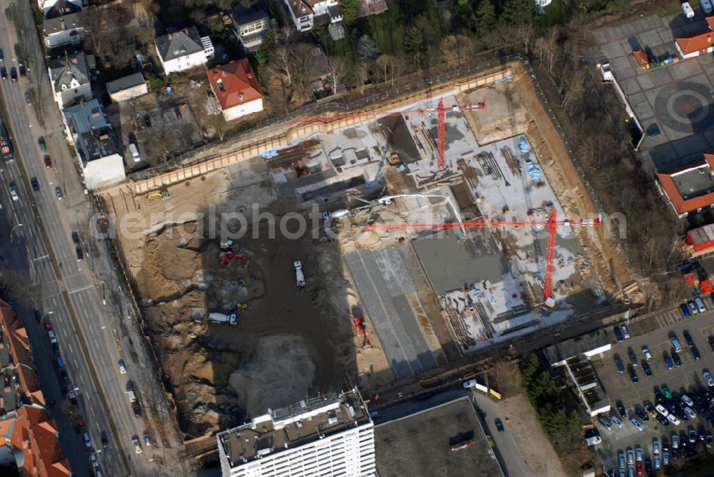 Aerial photograph Berlin - Blick auf das Bade und Wellness Center Zehlendorfer Welle in Berlin Zehlendorf. An der Stelle des ehemaligen alten Stadtbads an der Clayallee entsteht bis Oktober 2008 das Bade - und Wellnesscenter. Das Center soll allerdings nicht nur auf diesen Bereich beschränkt bleiben. Zum Vorhaben gehören außerdem kleine Läden, Restaurants, Wohnungen und ein Ärztezentrum. Bauherr des gewaltigen Vorhabens ist die Rolandufer GmbH & Co. KG. Kontakt Bauherr: Rolandufer GmbH & Co. KG, Myliusstraße 33 - 37, 60323 Frankfurt vertreten durch die OFB Projektentwicklung GmbH, Knesebeckstraße 59 - 61, 10719 Berlin, Tel. +49(0)30 327750 0, Fax +49(0)30 327750 11, Email: zehlendorfer-welle@ofb.de; Kontakt Architekt: KSP Engel und Zimmermann GmbH, Kurfürstendamm 48 - 49, 10707 Berlin; Kontakt Zehlendorfer Welle: Email info@zehlendorfer-welle.de