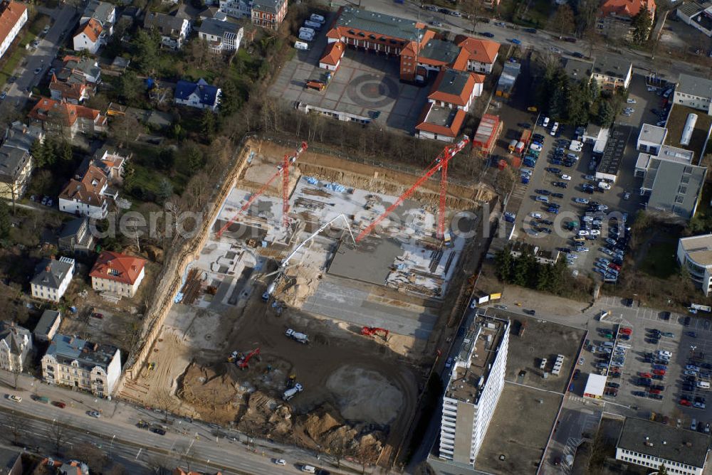 Berlin from the bird's eye view: Blick auf das Bade und Wellness Center Zehlendorfer Welle in Berlin Zehlendorf. An der Stelle des ehemaligen alten Stadtbads an der Clayallee entsteht bis Oktober 2008 das Bade - und Wellnesscenter. Das Center soll allerdings nicht nur auf diesen Bereich beschränkt bleiben. Zum Vorhaben gehören außerdem kleine Läden, Restaurants, Wohnungen und ein Ärztezentrum. Bauherr des gewaltigen Vorhabens ist die Rolandufer GmbH & Co. KG. Kontakt Bauherr: Rolandufer GmbH & Co. KG, Myliusstraße 33 - 37, 60323 Frankfurt vertreten durch die OFB Projektentwicklung GmbH, Knesebeckstraße 59 - 61, 10719 Berlin, Tel. +49(0)30 327750 0, Fax +49(0)30 327750 11, Email: zehlendorfer-welle@ofb.de; Kontakt Architekt: KSP Engel und Zimmermann GmbH, Kurfürstendamm 48 - 49, 10707 Berlin; Kontakt Zehlendorfer Welle: Email info@zehlendorfer-welle.de