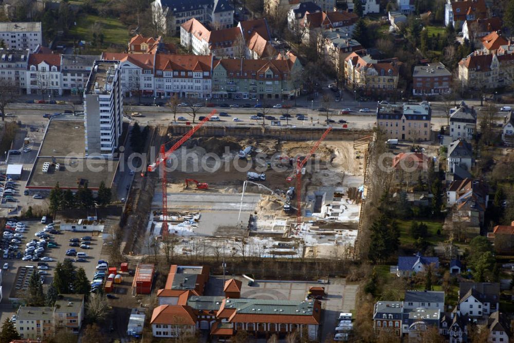 Berlin from the bird's eye view: Blick auf das Bade und Wellness Center Zehlendorfer Welle in Berlin Zehlendorf. An der Stelle des ehemaligen alten Stadtbads an der Clayallee entsteht bis Oktober 2008 das Bade - und Wellnesscenter. Das Center soll allerdings nicht nur auf diesen Bereich beschränkt bleiben. Zum Vorhaben gehören außerdem kleine Läden, Restaurants, Wohnungen und ein Ärztezentrum. Bauherr des gewaltigen Vorhabens ist die Rolandufer GmbH & Co. KG. Kontakt Bauherr: Rolandufer GmbH & Co. KG, Myliusstraße 33 - 37, 60323 Frankfurt vertreten durch die OFB Projektentwicklung GmbH, Knesebeckstraße 59 - 61, 10719 Berlin, Tel. +49(0)30 327750 0, Fax +49(0)30 327750 11, Email: zehlendorfer-welle@ofb.de; Kontakt Architekt: KSP Engel und Zimmermann GmbH, Kurfürstendamm 48 - 49, 10707 Berlin; Kontakt Zehlendorfer Welle: Email info@zehlendorfer-welle.de