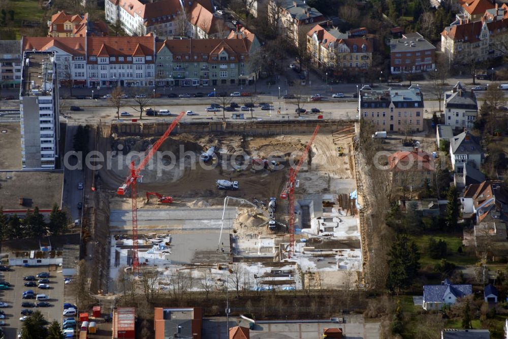 Aerial photograph Berlin - Blick auf das Bade und Wellness Center Zehlendorfer Welle in Berlin Zehlendorf. An der Stelle des ehemaligen alten Stadtbads an der Clayallee entsteht bis Oktober 2008 das Bade - und Wellnesscenter. Das Center soll allerdings nicht nur auf diesen Bereich beschränkt bleiben. Zum Vorhaben gehören außerdem kleine Läden, Restaurants, Wohnungen und ein Ärztezentrum. Bauherr des gewaltigen Vorhabens ist die Rolandufer GmbH & Co. KG. Kontakt Bauherr: Rolandufer GmbH & Co. KG, Myliusstraße 33 - 37, 60323 Frankfurt vertreten durch die OFB Projektentwicklung GmbH, Knesebeckstraße 59 - 61, 10719 Berlin, Tel. +49(0)30 327750 0, Fax +49(0)30 327750 11, Email: zehlendorfer-welle@ofb.de; Kontakt Architekt: KSP Engel und Zimmermann GmbH, Kurfürstendamm 48 - 49, 10707 Berlin; Kontakt Zehlendorfer Welle: Email info@zehlendorfer-welle.de