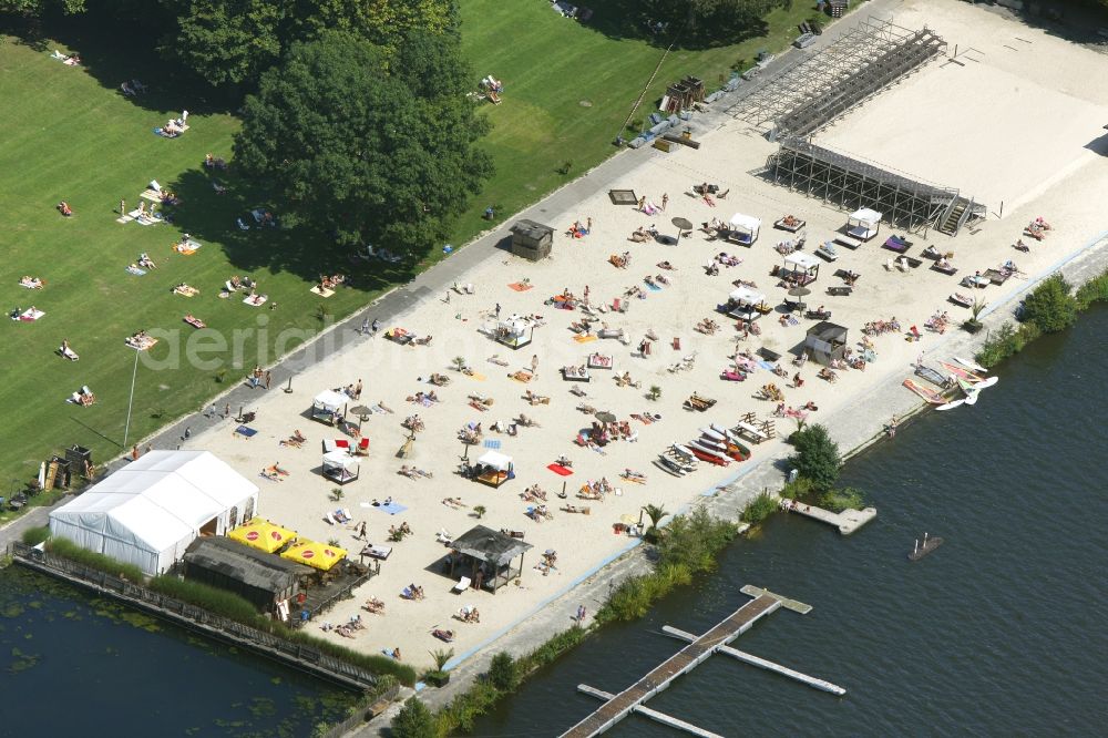 Aerial photograph Essen - Visitors on the sandy beach at Baldeneysee in Essen in North Rhine-Westphalia