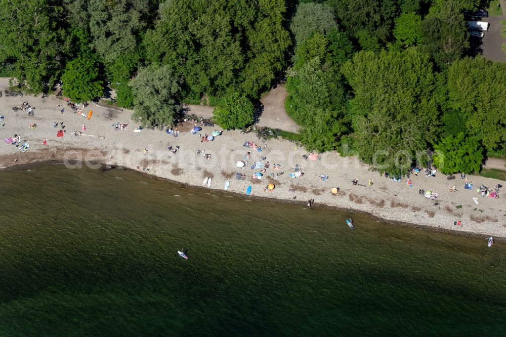 Langenargen from the bird's eye view: Bathers are looking for summer cooling off on the shore area of a??a??Lake Constance in Langenargen in the state of Baden-Wuerttemberg, Germany