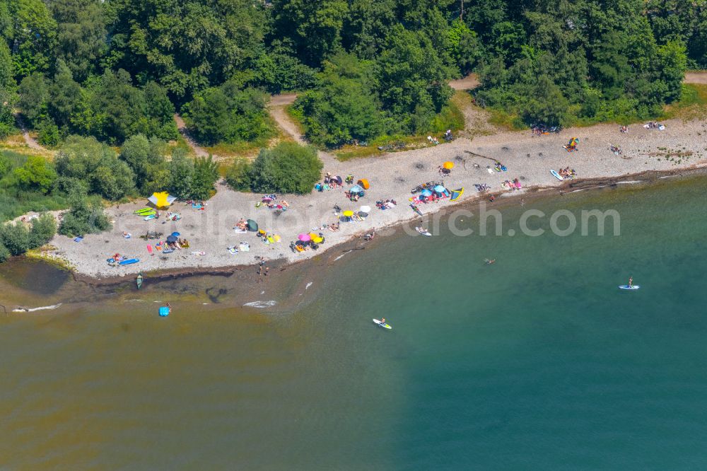 Langenargen from the bird's eye view: Bathers are looking for summer cooling off on the shore area of a??a??Lake Constance in Langenargen on Lake Constance in the state Baden-Wuerttemberg, Germany