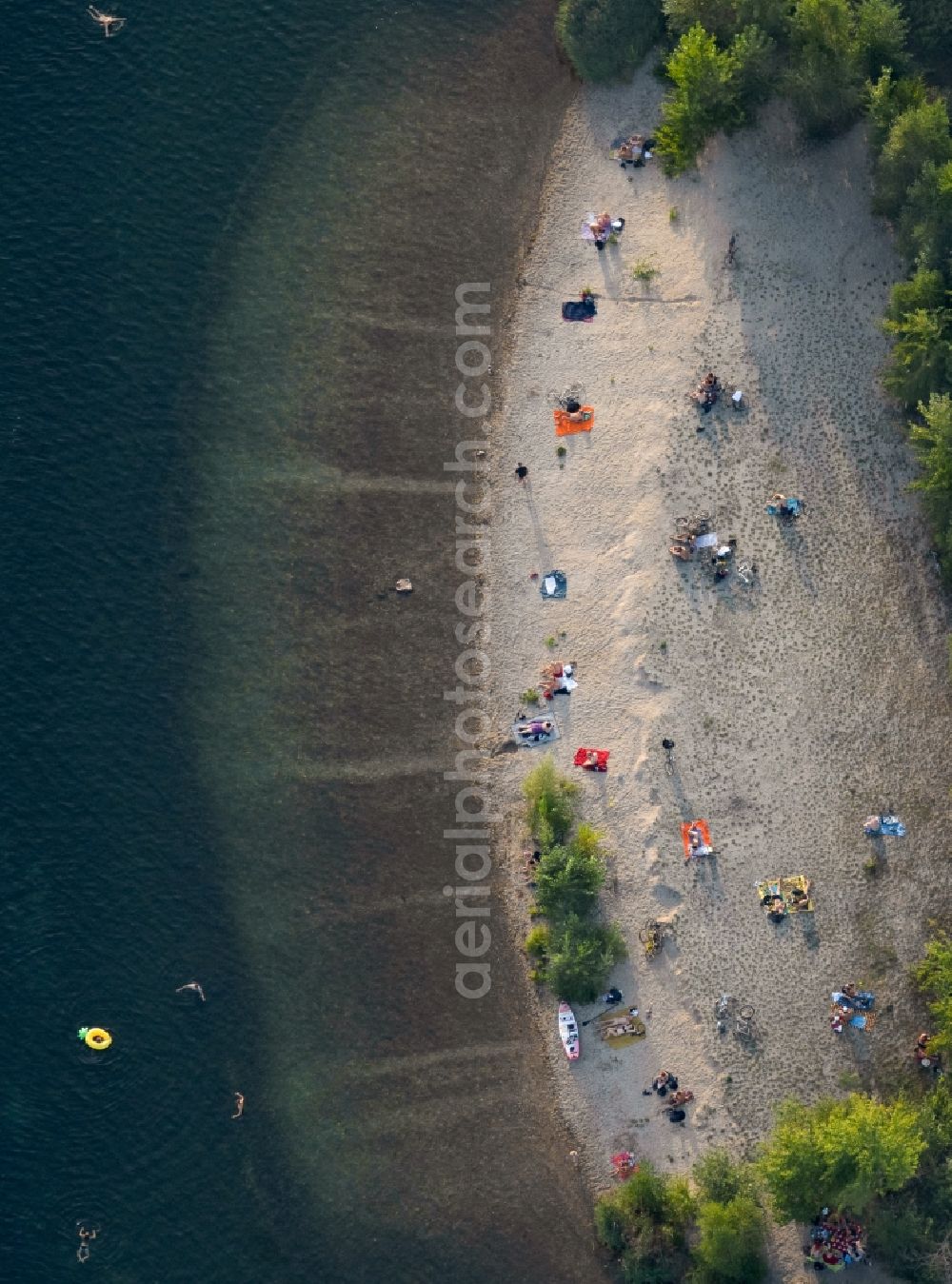 Leipzig from the bird's eye view: Bathers look to cool off in summer on the banks of the Cospudener See in the district Lauer in Leipzig in the state Saxony, Germany