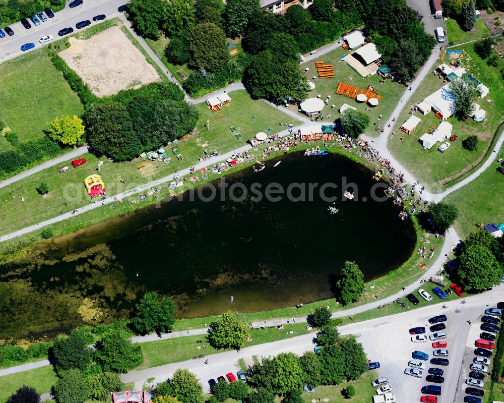 Aerial image Elsenz - Bathers look to cool off in summer on the banks of the lake on Elsenzer See in Elsenz in the state Baden-Wuerttemberg, Germany