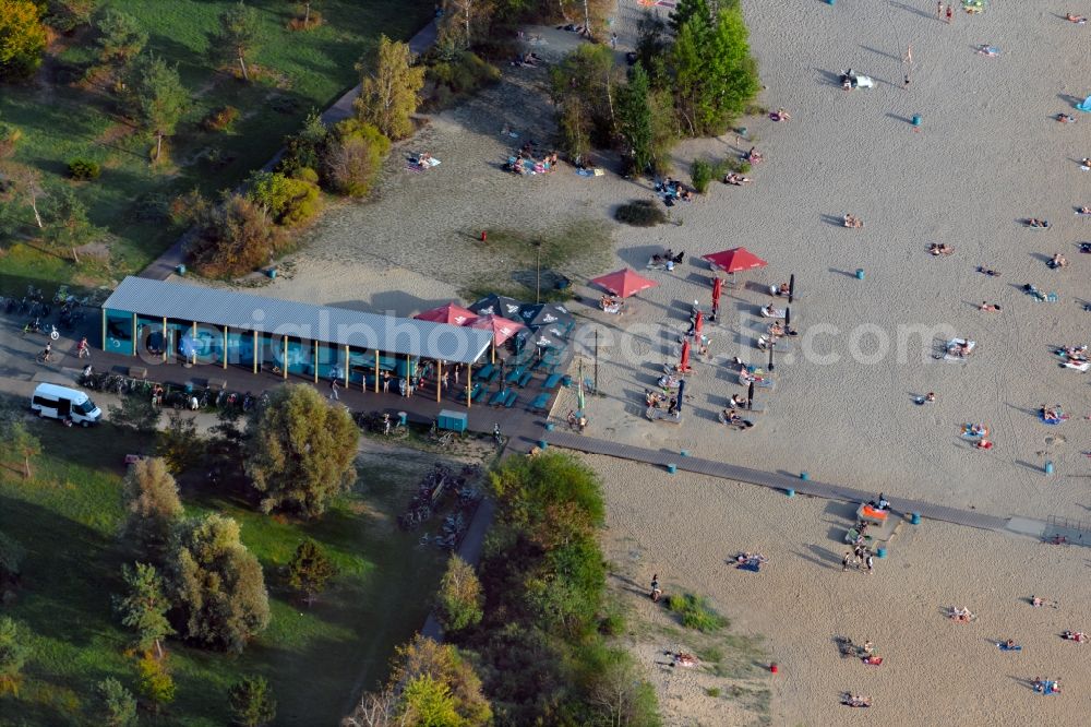 Aerial photograph Leipzig - Bathers look to cool off in summer on the banks of the Freizeitcampus on Cospudener lake in the district Lauer in Leipzig in the state Saxony, Germany