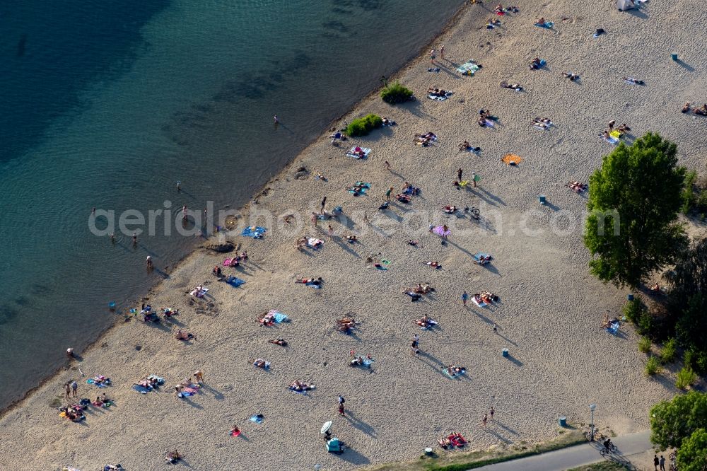 Aerial image Leipzig - Bathers look to cool off in summer on the banks of the Freizeitcampus on Cospudener lake in the district Lauer in Leipzig in the state Saxony, Germany