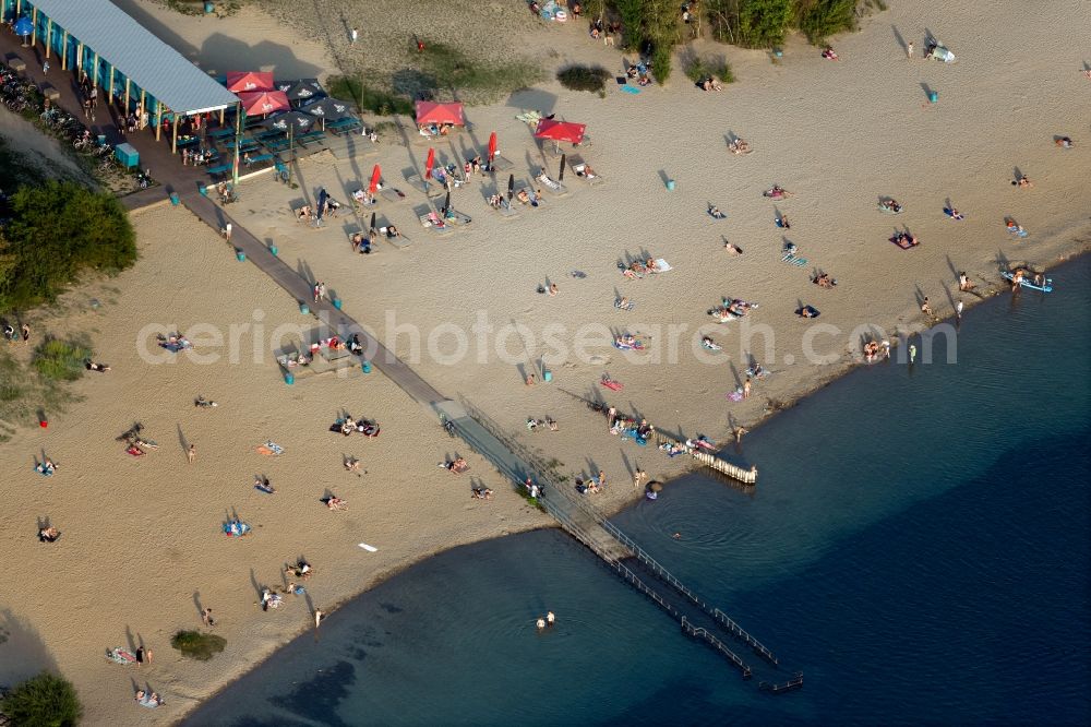 Aerial image Leipzig - Bathers look to cool off in summer on the banks of the Freizeitcampus on Cospudener lake in the district Lauer in Leipzig in the state Saxony, Germany