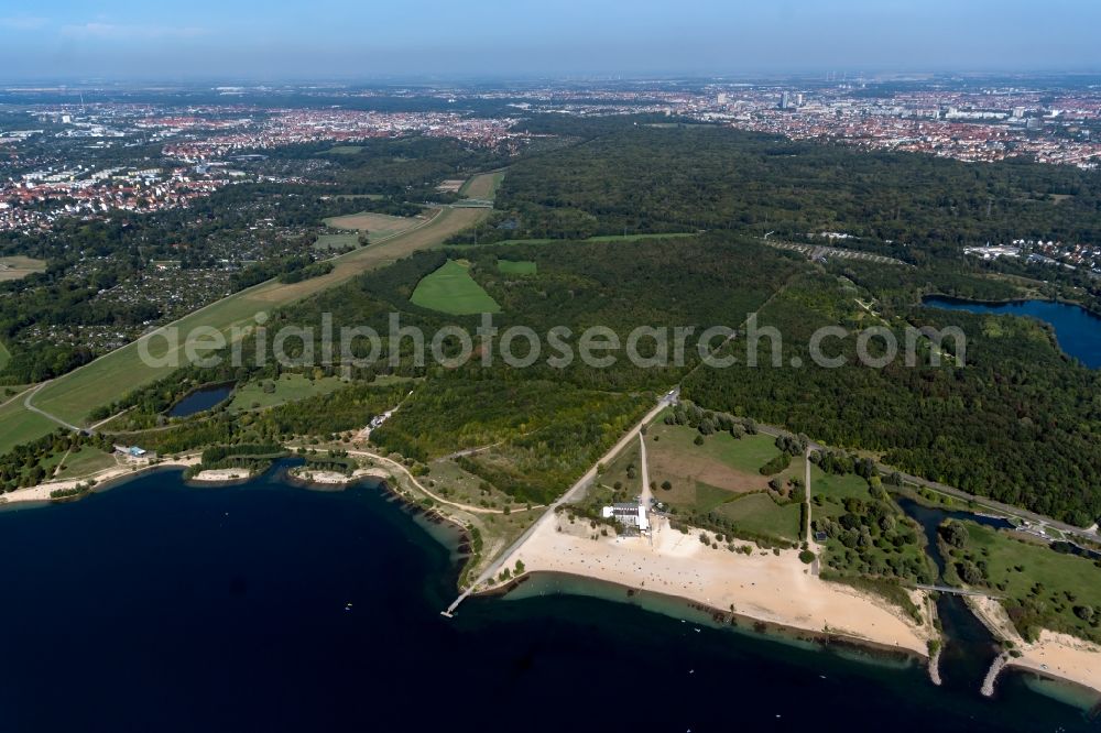 Leipzig from above - Bathers look to cool off in summer on the banks of the Freizeitcampus on Cospudener lake in the district Lauer in Leipzig in the state Saxony, Germany