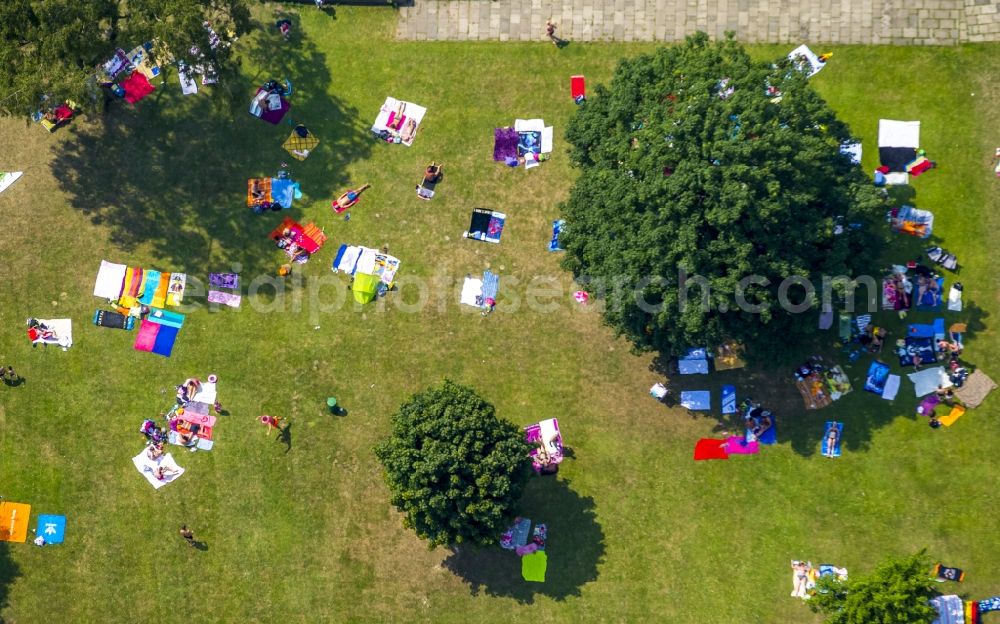 Bochum from the bird's eye view: Bathers on the lawns in Bochum in North Rhine-Westphalia