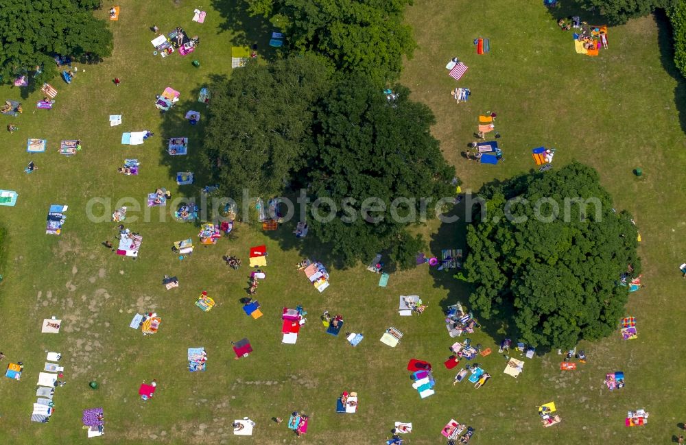 Bochum from the bird's eye view: Bathers on the lawns in Bochum in North Rhine-Westphalia