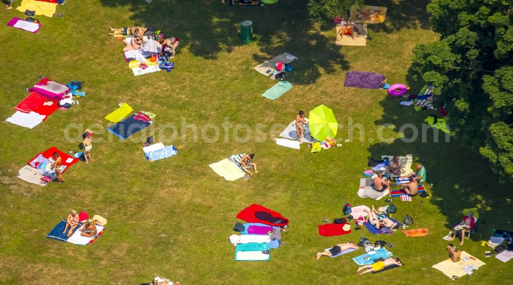 Aerial photograph Bochum - Bathers on the lawns in Bochum in North Rhine-Westphalia