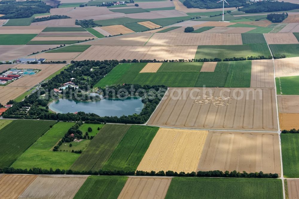 Aerial photograph Mammendorf - Outdoor pool and amusement park Mammendorfer See near Fuerstenfeldbruck in the state of Bavaria, Germany. Mass influx of bathers on the beach and the shore area of a??a??the bathing lake and the sunbathing areas of the swimming pool with water slide