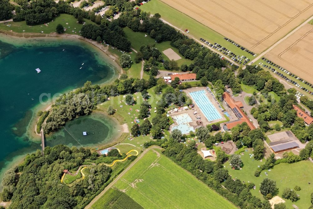 Aerial image Mammendorf - Outdoor pool and amusement park Mammendorfer See near Fuerstenfeldbruck in the state of Bavaria, Germany. Mass influx of bathers on the beach and the shore area of a??a??the bathing lake and the sunbathing areas of the swimming pool with water slide