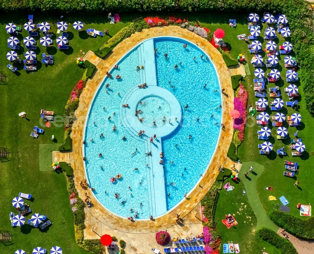 Aerial photograph Lazise - Bathers on the lawn by the pool of the campsite La Quercia in Lazise in Veneto, Italy