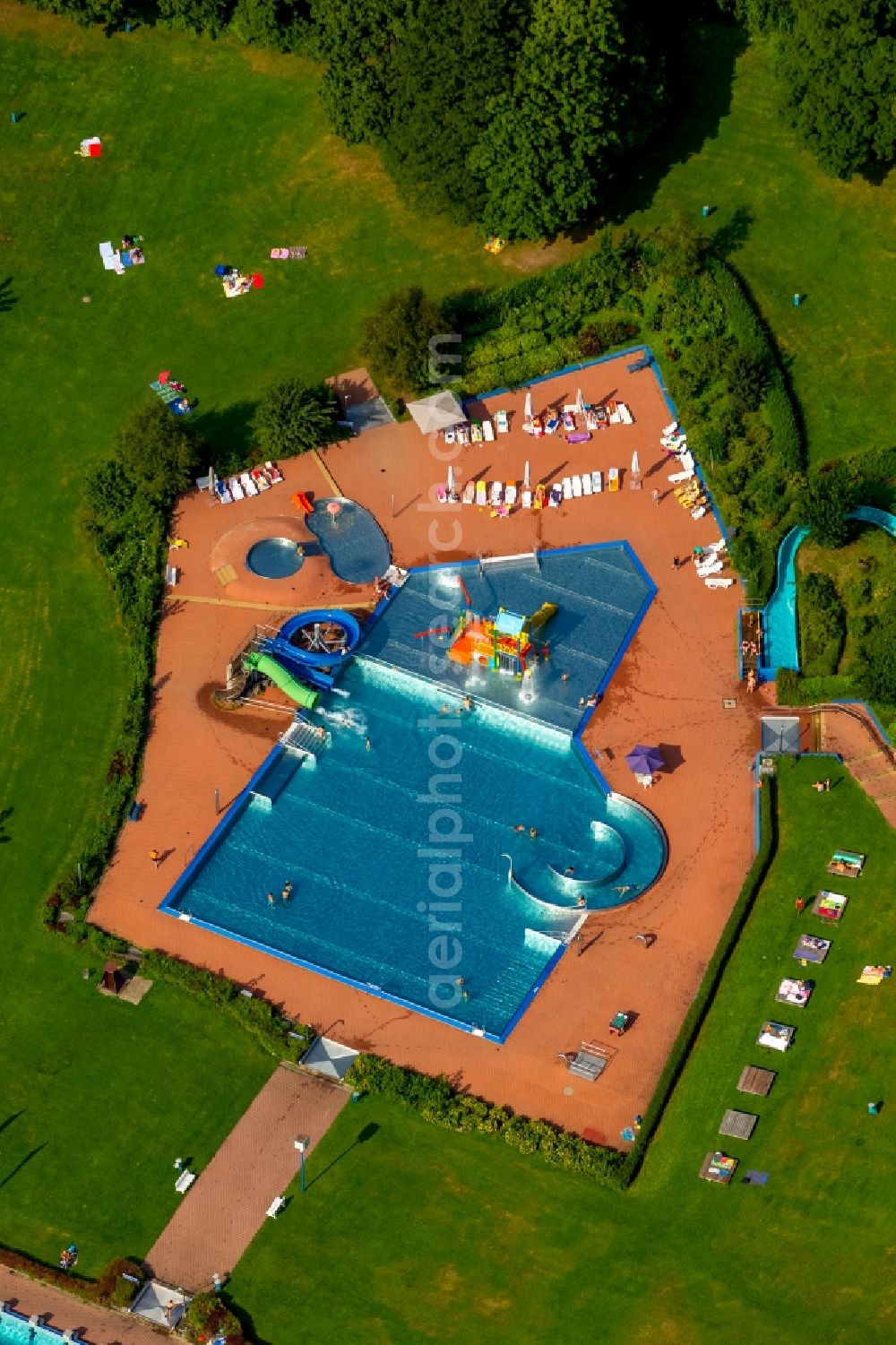 Aerial image Hagen - Badegaeste auf den Liegewiesen am Schwimmbecken des Freibades in Hagen in the state North Rhine-Westphalia