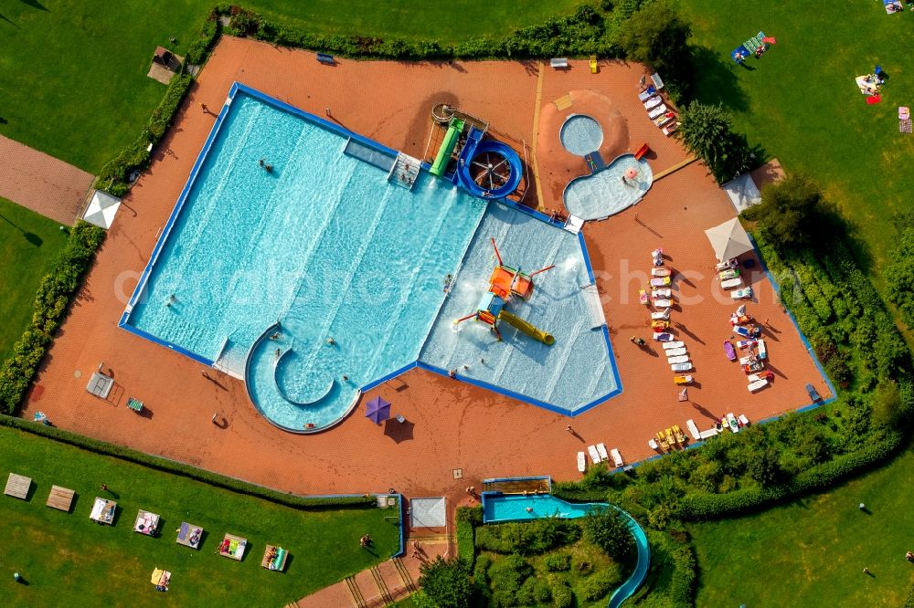 Aerial photograph Hagen - Badegaeste auf den Liegewiesen am Schwimmbecken des Freibades in Hagen in the state North Rhine-Westphalia