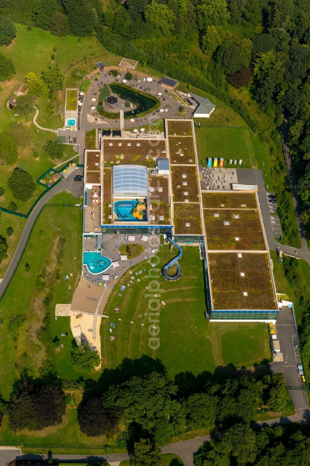 Hagen from above - Badegaeste auf den Liegewiesen am Schwimmbecken des Freibades in Hagen in the state North Rhine-Westphalia