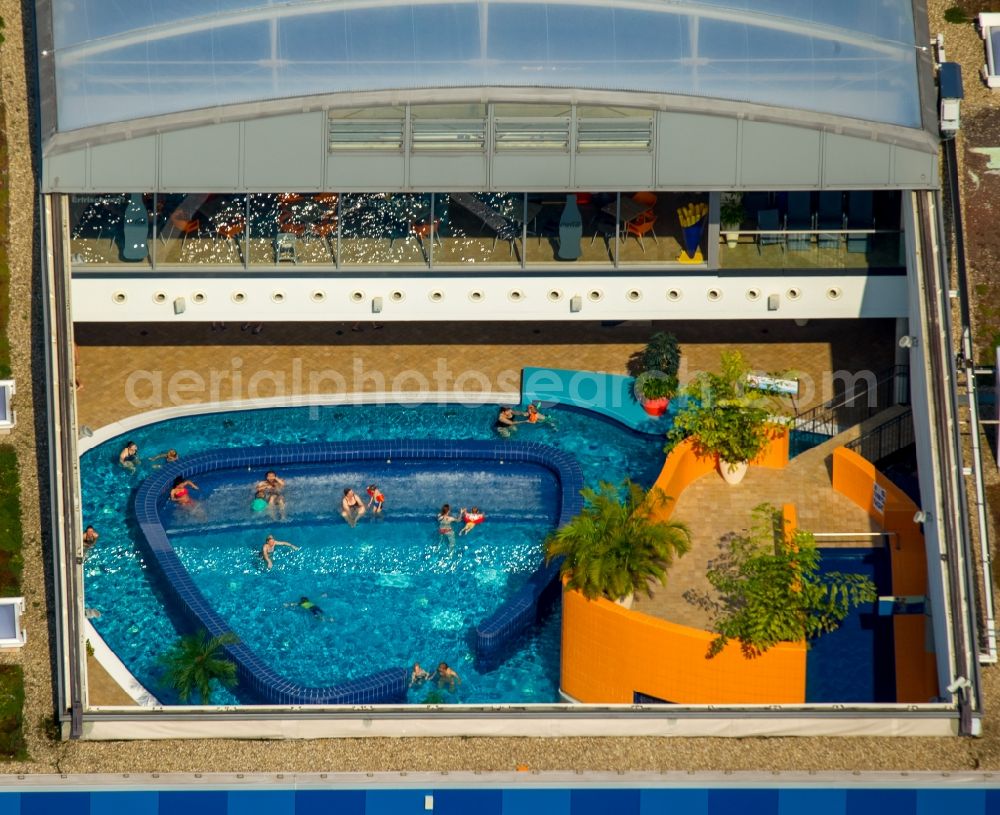 Hagen from the bird's eye view: Badegaeste auf den Liegewiesen am Schwimmbecken des Freibades in Hagen in the state North Rhine-Westphalia