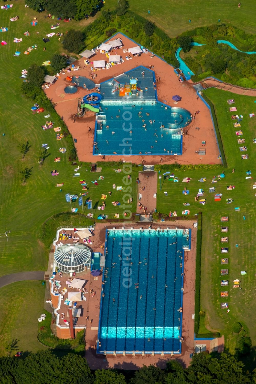 Aerial photograph Hagen - Badegaeste auf den Liegewiesen am Schwimmbecken des Freibades in Hagen in the state North Rhine-Westphalia