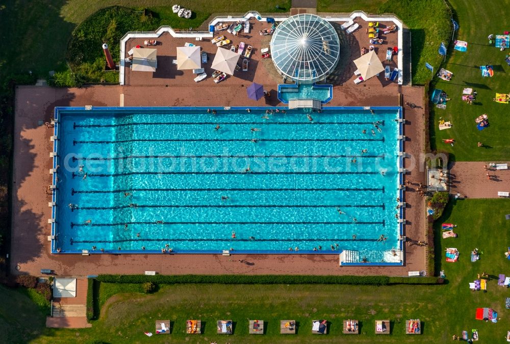 Hagen from above - Badegaeste auf den Liegewiesen am Schwimmbecken des Freibades in Hagen in the state North Rhine-Westphalia